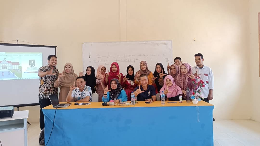 Pendampingan Pengoperasian Website Sekolah Pada SMPN 4  Bengkalis