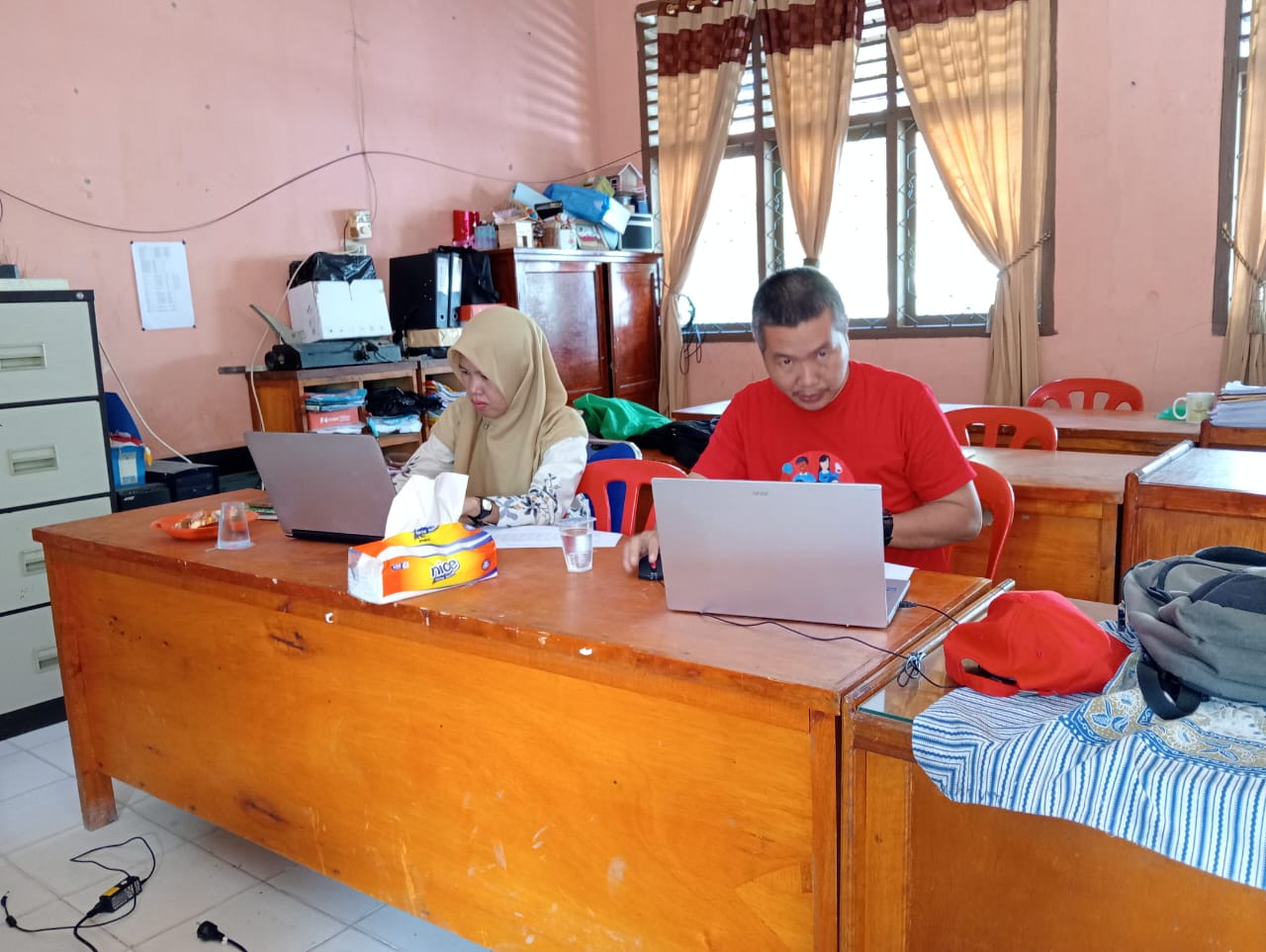 Pendampingan Pengoperasian Website Sekolah dan Buku Induk Pada SDN 35 Bengkalis