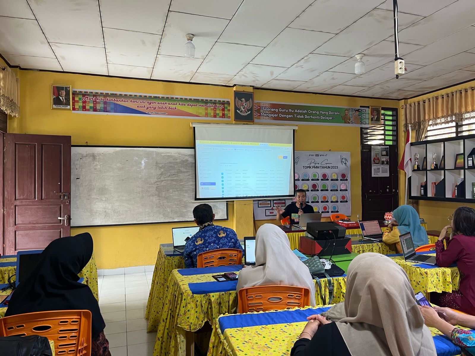 Pendampingan Pengoperasian Website Sekolah Pada SDN 52 Bengkalis